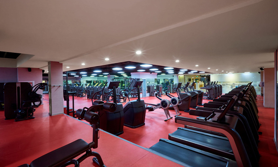 Salle De Sport Établie Dans Un Emplacement De Choix Dans Un Centre Commercial 1